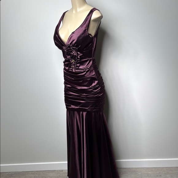 Elegant Purple Evening Gown - Picture 4 of 11